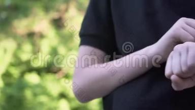 儿童手上带黑色表带的智能手表特写镜头。 运动智能手腕使用。 录制6k视频